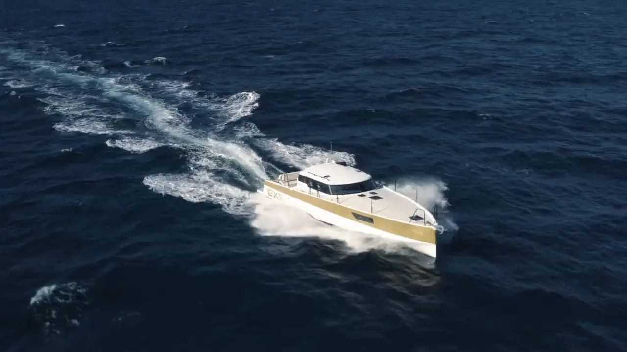 Bateau à moteur filant sur la mer, vu du ciel